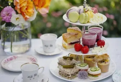 Kleurrijke High Tea - door vrouwen, voor vrouwen Kleurrijke High Tea - door vrouwen, voor vrouwen