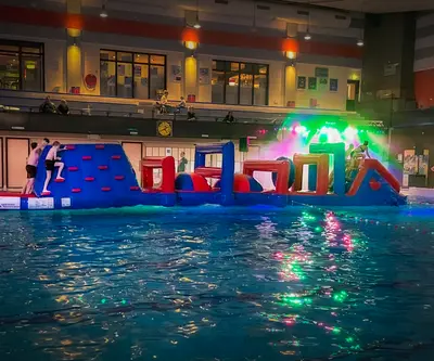 Discozwemmen met stormbaan Discozwemmen met stormbaan